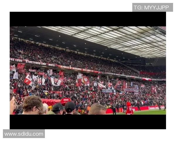 鲁尼离队后首次回归老特拉福德,球迷热情欢迎 鲁尼离队后首次回归老特拉福德,球迷热情欢迎