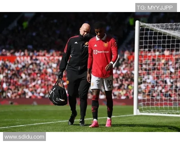 曼联大将拉什福德因伤休战数周,球队陷入前锋困境 曼联大将拉什福德因伤休战数周,球队陷入前锋困境