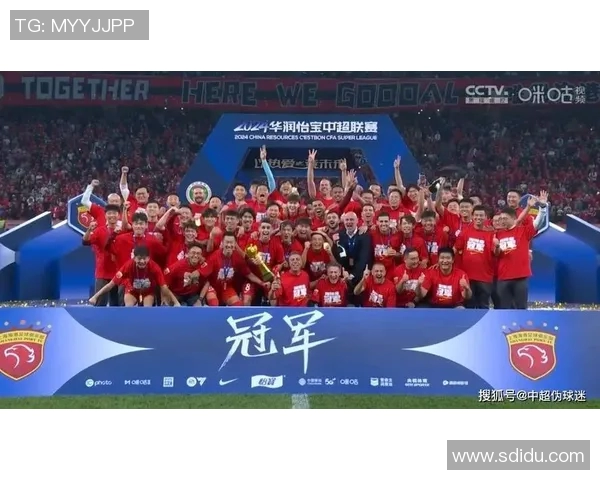 武磊表现出色，上海上港再次夺得中超冠军，球迷狂欢庆祝胜利