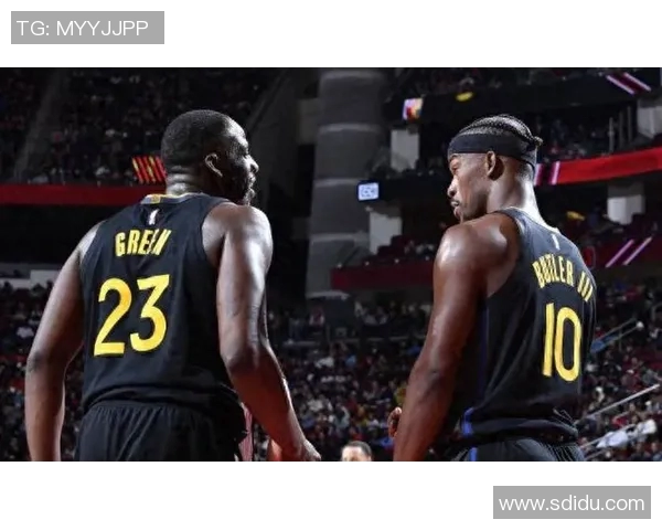 勇士队火热表现,完胜猛龙锁定季后赛席位! 勇士队火热表现,完胜猛龙锁定季后赛席位!